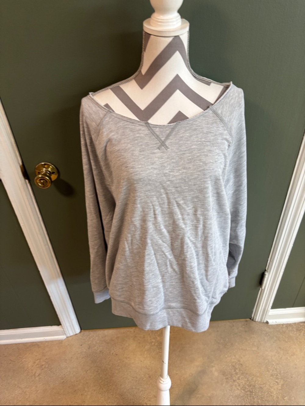 American Eagle Outfitters Light Gray Pullover Sweatshirt